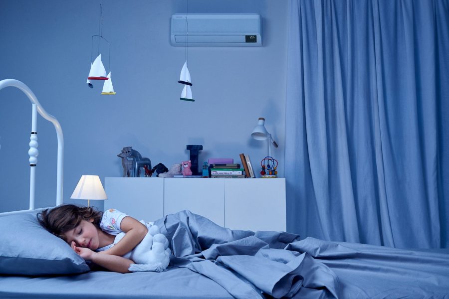 WindFree Elite varmepumpe barn der sover i veltemporeret soveværelse